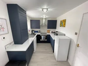 Riverside 2 Bedroom Townhouse with Car Charger - Image 2