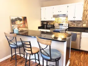 2 Bdrm townhome - GREAT location, 3 miles from PSU - Image 2
