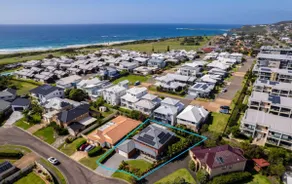 Cheerful 4-bedroom family retreat in Caves Beach - Image 2