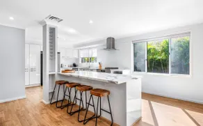 Cheerful 4-bedroom family retreat in Caves Beach - Image 5