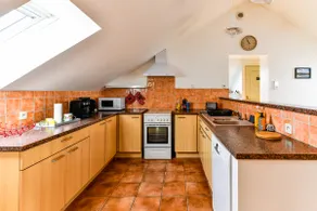 Spacious apartment with air conditioning - Image 3