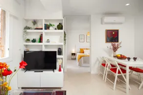 Bright, central and renovated with Sunny terrace - Image 5