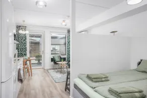 New studio apartment with free parking - Image 4