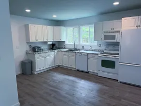 #4 Round Lake Guest House - Image 5