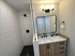 Beautiful 1st Floor Apt in Modern Home - Image 4