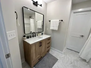 Beautiful 1st Floor Apt in Modern Home - Image 5