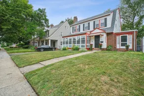 An Urban Paradise near ALL - The Entire Home - Image 2