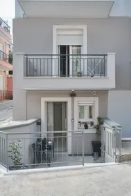 Modern Studio for Two in Central with Small Υard - Image 2