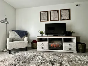 Peaceful 2-Bedroom Apt in Downtown Centerville 3 - Image 2