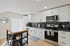 The Loft on 13th: Convenient 2-Bedroom Unit - Image 4