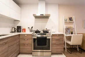 Fantastic Cozy New 2 Queen Condo w/Gym, DT&Airport - Image 5
