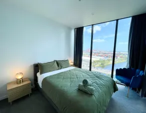 Waterfront Luxury - FREE Gym/Pool/Sauna & Parking - Image 2