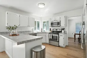Cozy 5 Bedroom Home In Center Of Tri-Cities! - Image 5