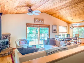 Private Treehouse Chalet, Pet-friendly, 2 Suites - Image 5