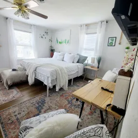 VIN'S Place (Amherst / Oberlin) Downtown - Image 3