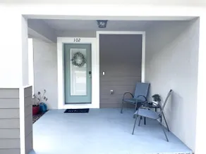 Downtown Suite with Prime Location 102 - Image 3
