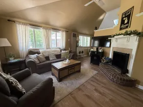 10 Mins to Ski-HotTub-Fireplace-PETS - Image 4