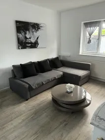 Cheerful 3 Bed Home with Pool Table - Image 5