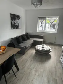 Cheerful 3 Bed Home with Pool Table - Image 2