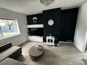 Cheerful 3 Bed Home with Pool Table - Image 4