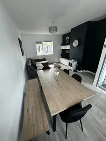 Cheerful 3 Bed Home with Pool Table - Image 3