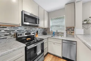 Cozy 1BR Across from Park, Fully Equipped + - Image 4