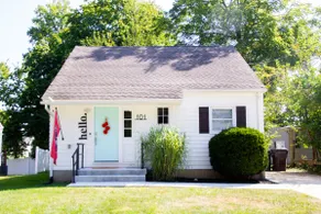 Steps to campus! Sleeps 8. Pet friendly. 5 STARS! - Image 2