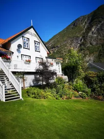 Apartment in cozy villa with access to private garden - Image 3