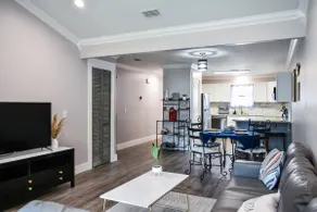 Renovated Townhome by the Bay - Image 5