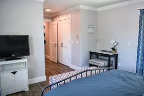 Renovated Townhome by the Bay - Image 3