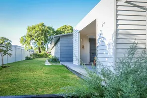 Sunday a Stunning Modern Beach House - Image 5