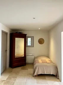 Spacious apartment with swimming pool and garden - Image 5