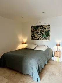 Spacious apartment with swimming pool and garden - Image 3