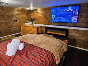 Private Cabin, Brkfst, Dbl Tub, 75”TV, Kayak, WD - Image 4