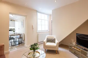 Super Central - Quiet - 2 Bedroom Cottage - Image 2