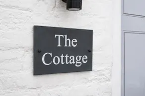 Super Central - Quiet - 2 Bedroom Cottage - Image 3