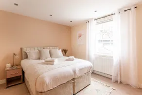 Super Central - Quiet - 2 Bedroom Cottage - Image 4