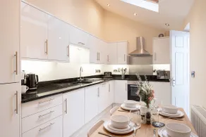 Super Central - Quiet - 2 Bedroom Cottage - Image 5