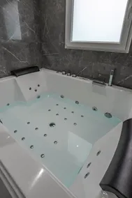 Relaxing moment • XXL Jacuzzi & terrace • 2 people - Image 3