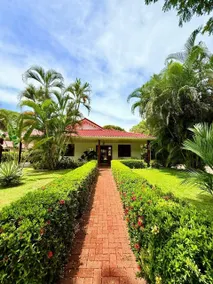 Spacious Villa with Large Private Pool - Image 4