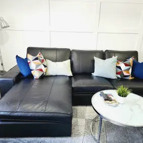 3BR Townhome | Sleeps 6 | Full Kitchen | King Bed - Image 3