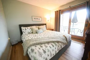 Sleeps 4. Full kitchen washer/dryer new KING bed - Image 3