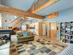 Extra-large 4,000 sq f retreat in woods with sauna - Image 5
