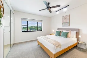 'Lady of the Lagoon' Spacious Waterfront Luxury - Image 4