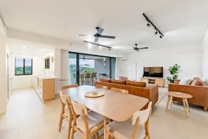 'Lady of the Lagoon' Spacious Waterfront Luxury - Image 3
