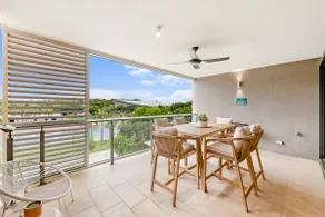 'Lady of the Lagoon' Spacious Waterfront Luxury - Image 2