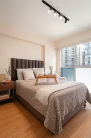 Cozy flat near airport with pool, gym & parking - Image 3