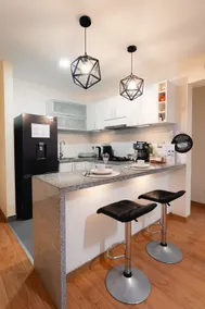 Cozy flat near airport with pool, gym & parking - Image 5