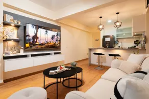 Cozy flat near airport with pool, gym & parking - Image 2