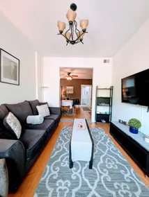 The Roscoe Village Guesthouse - Image 2